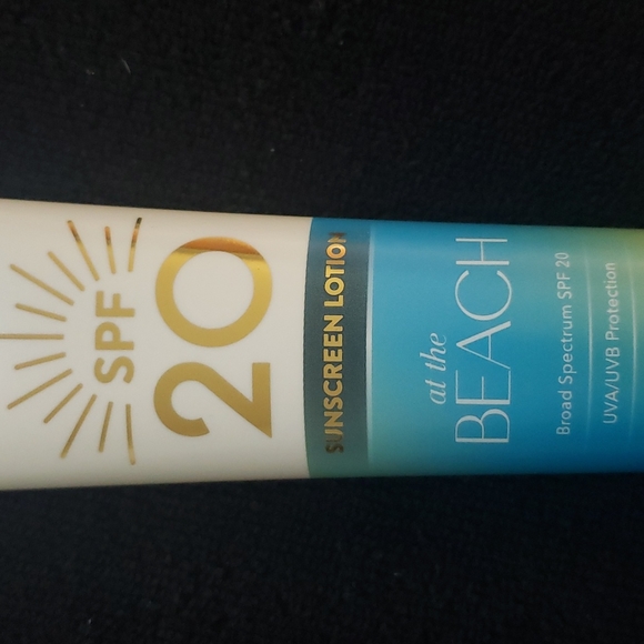 * ❣3/25❣ Bath & Body Works AT THE BEACH Sunscreen Lotion SPF 20 - Picture 2 of 5